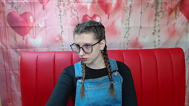 Snapshot of LilianaShine chatting on March 17, 6:17 am LilianaShine online show from March 17, 6:17 am