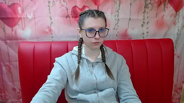 Snapshot of LilianaShine chatting on April 1, 5:08 am LilianaShine online show from April 1, 5:08 am