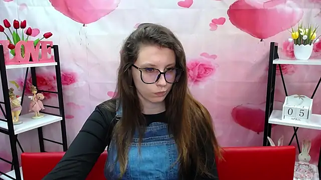 Snapshot of LilianaShine chatting on April 5, 5:15 am LilianaShine online show from April 5, 5:15 am