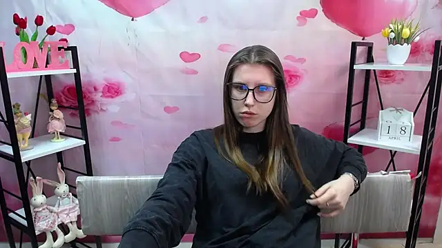 Snapshot of LilianaShine chatting on April 18, 5:00 am LilianaShine online show from April 18, 5:00 am