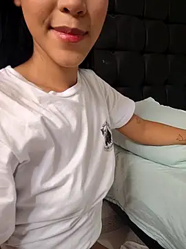 Snapshot of Luucia_09 chatting on February 7, 7:28 pm Luucia 09 online show from February 7, 7:28 pm