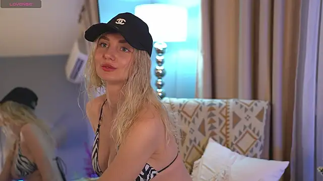 Carolllina  online show from February 1, 3:21 pm