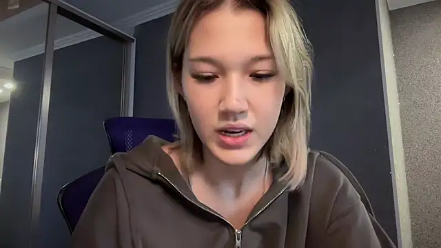 lilXdomiii online show from March 22, 11:35 am