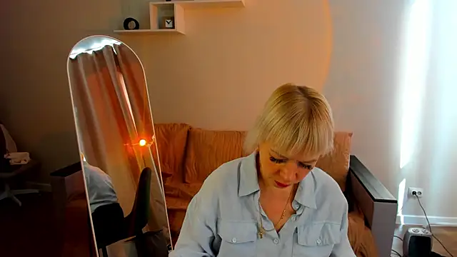Ann Annise online show from May 18, 4:07 am