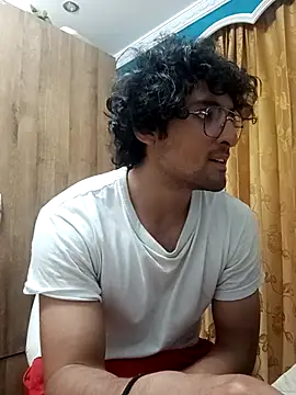 Snapshot of Apolo_Men chatting on April 2, 4:43 am Apolo Men online show from April 2, 4:43 am