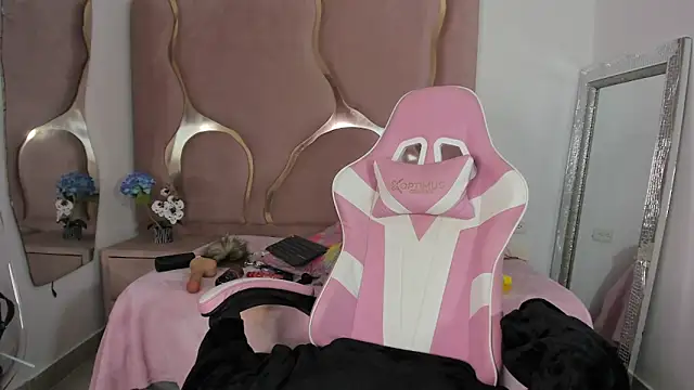 Snapshot of Aisha_violeht chatting on March 19, 12:42 pm Aisha violeht online show from March 19, 12:42 pm