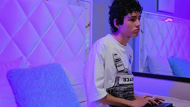 Luca Moon  online show from February 6, 11:57 am