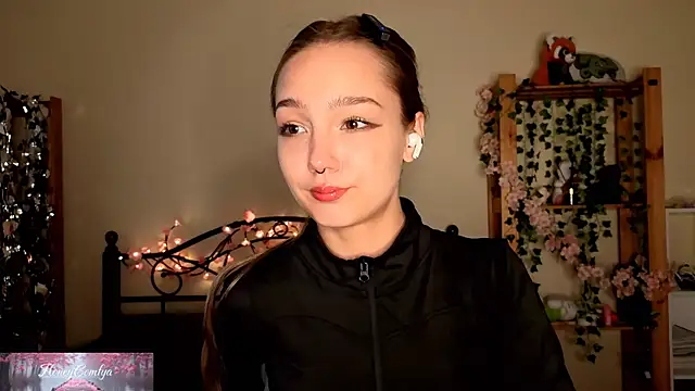 HoneyComfy online show from May 15, 1:18 pm