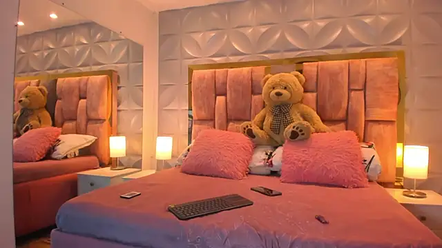 Paris Velvet online show from February 2, 10:19 pm