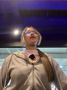 Snapshot of honey_luminair chatting on February 2, 9:02 pm honey luminair online show from February 2, 9:02 pm