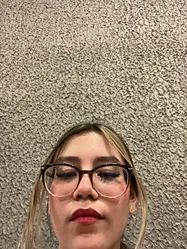 Snapshot of honey_luminair chatting on February 9, 8:57 pm honey luminair online show from February 9, 8:57 pm