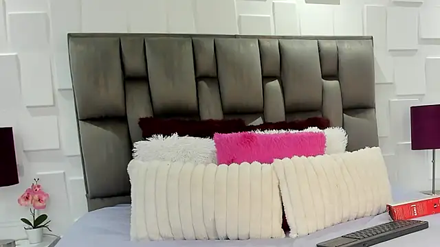 AndreaRusseau online show from February 4, 6:47 pm