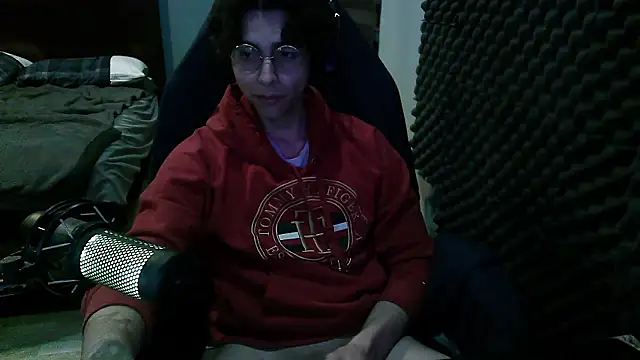 Snapshot of craker6999 chatting on February 2, 5:28 am craker6999 online show from February 2, 5:28 am