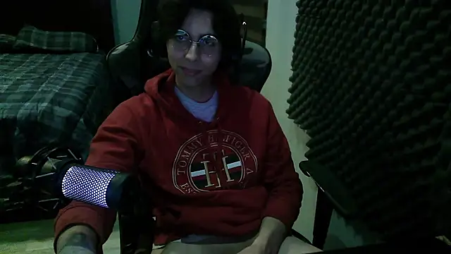 Snapshot of craker6999 chatting on February 5, 2:38 am craker6999 online show from February 5, 2:38 am