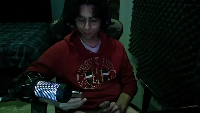 Snapshot of craker6999 chatting on February 7, 6:17 am craker6999 online show from February 7, 6:17 am