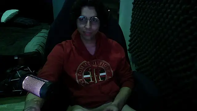 Snapshot of craker6999 chatting on February 8, 6:17 am craker6999 online show from February 8, 6:17 am