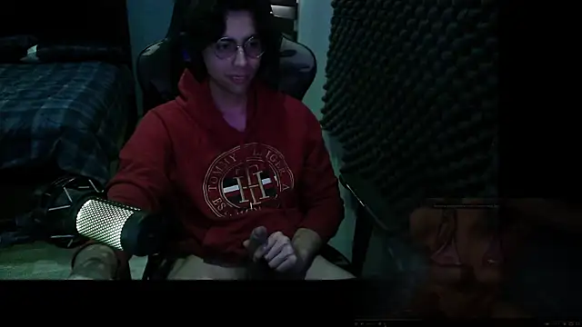 Snapshot of craker6999 chatting on February 9, 12:47 am craker6999 online show from February 9, 12:47 am