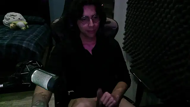 Snapshot of craker6999 chatting on February 11, 5:12 am craker6999 online show from February 11, 5:12 am