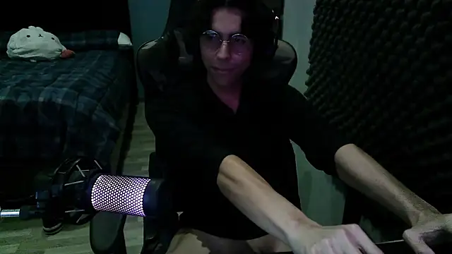 Snapshot of craker6999 chatting on February 17, 3:25 am craker6999 online show from February 17, 3:25 am