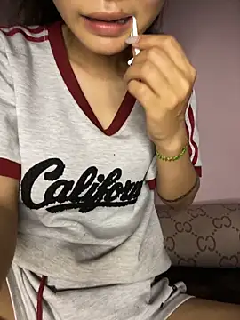 Snapshot of siting00 chatting on April 7, 1:44 pm siting00 online show from April 7, 1:44 pm