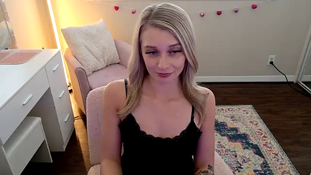 Snapshot of Blonde_stella chatting on February 10, 8:46 pm Blonde stella online show from February 10, 8:46 pm