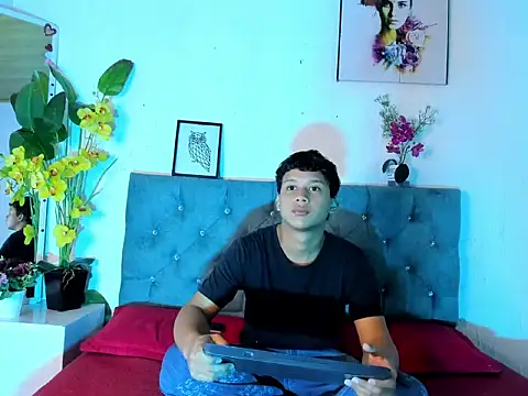 AlexDuMontt online show from February 4, 7:20 pm