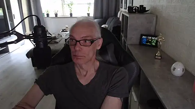 Snapshot of KoelnKoeln chatting on May 24, 3:06 pm KoelnKoeln online show from May 24, 3:06 pm