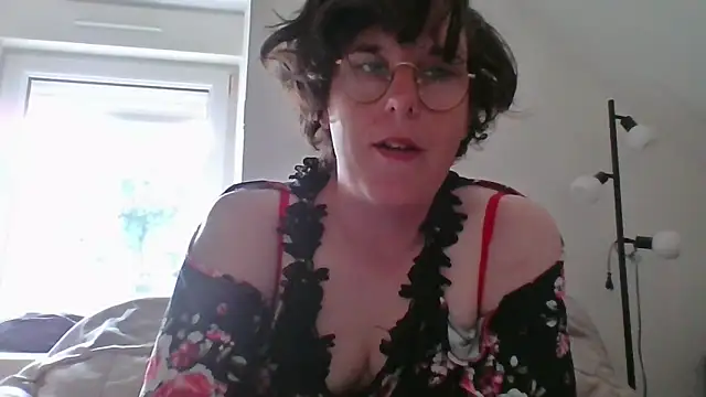 OIseauNoir88 online show from May 10, 7:35 am