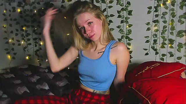 Very Cute Girl online show from February 14, 9:22 pm