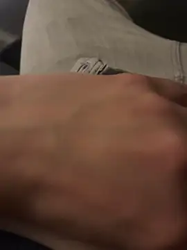 Snapshot of Lessyyy___ chatting on March 14, 1:01 am Lessyyy online show from March 14, 1:01 am