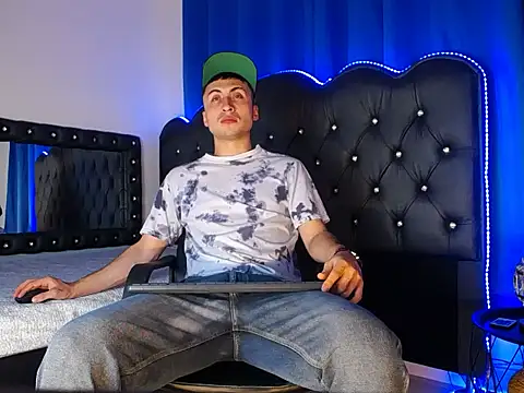 Oliver Benedet online show from February 4, 3:45 am