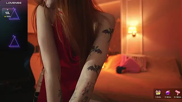 Snapshot of foxy_red_ chatting on February 13, 9:33 pm foxy red online show from February 13, 9:33 pm