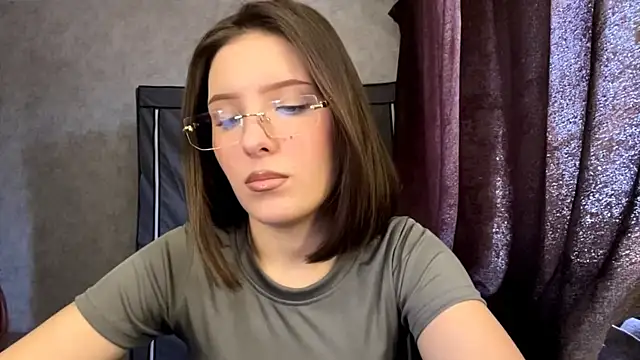 FoxieFlare online show from March 31, 5:41 am