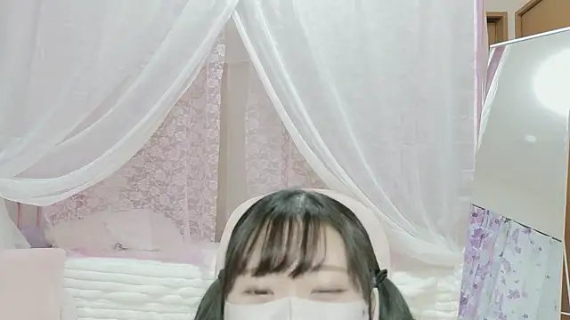 Snapshot of MOE_o0 chatting on April 4, 9:18 am MOE o0 online show from April 4, 9:18 am