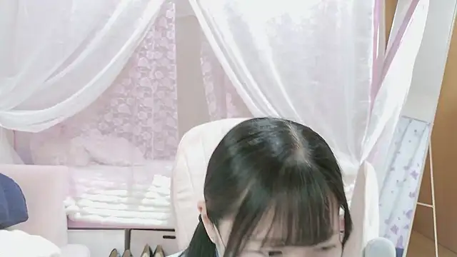 Snapshot of MOE_o0 chatting on May 3, 9:15 am MOE o0 online show from May 3, 9:15 am