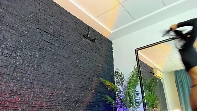 Snapshot of MaddyExposedd chatting on February 6, 5:45 am MaddyExposedd online show from February 6, 5:45 am