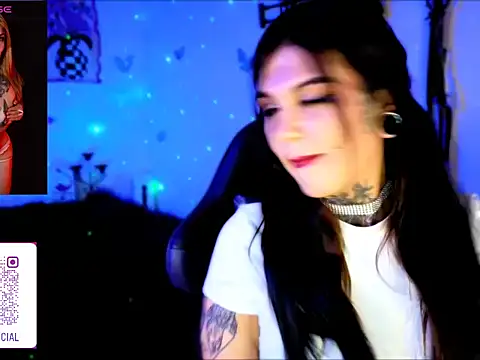 Snapshot of Zoeee_001 chatting on April 2, 6:22 am Zoeee 001 online show from April 2, 6:22 am