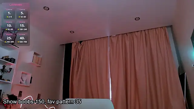 Snapshot of EllieHeart chatting on April 25, 1:41 pm EllieHeart online show from April 25, 1:41 pm