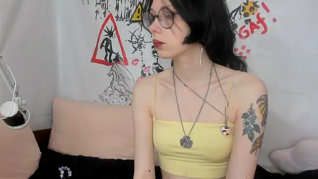 NessaV online show from April 1, 8:15 am