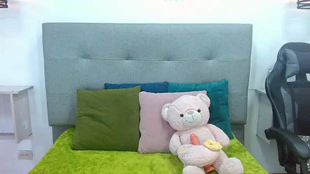 Snapshot of Sophia_Valentina chatting on March 20, 4:06 am Sophia Valentina online show from March 20, 4:06 am