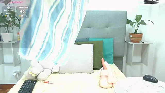 Snapshot of Sophia_Valentina chatting on April 9, 4:34 am Sophia Valentina online show from April 9, 4:34 am
