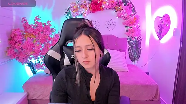 Giselle Laurens  online show from May 3, 8:37 pm