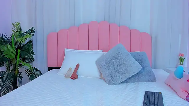 victoria lawrence  online show from February 3, 5:40 pm