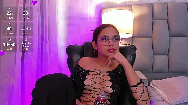 CarolineFyre online show from May 11, 2:45 pm