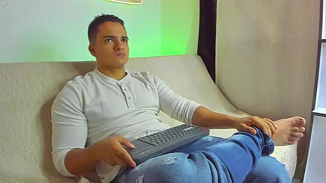 Snapshot of jhon_nicolas chatting on March 7, 8:06 pm jhon nicolas online show from March 7, 8:06 pm