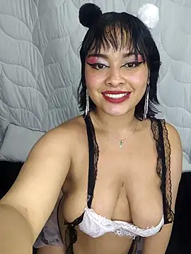 Snapshot of zoe_love18 chatting on April 15, 4:19 am zoe love18 online show from April 15, 4:19 am