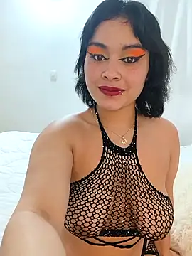 Snapshot of zoe_love18 chatting on April 29, 5:33 am zoe love18 online show from April 29, 5:33 am