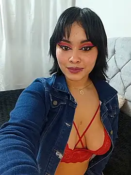 Snapshot of zoe_love18 chatting on May 2, 5:01 am zoe love18 online show from May 2, 5:01 am