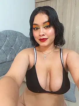 Snapshot of zoe_love18 chatting on May 5, 4:42 am zoe love18 online show from May 5, 4:42 am