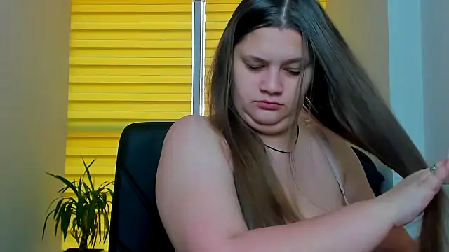 Snapshot of Maddinia chatting on February 10, 8:18 am Maddinia online show from February 10, 8:18 am